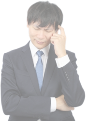 悩む男性